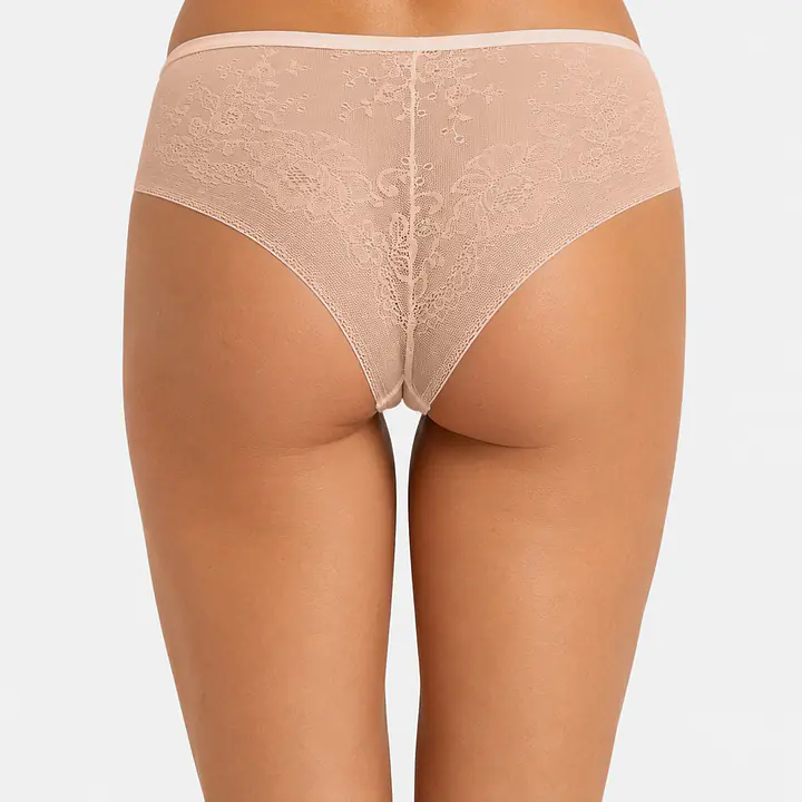 Figi brazyliany Nata 07036 marki Mediolano to wyjątkowo kobiecy model, który łączy elegancję, komfort i perfekcyjne dopasowanie. Uszyte w Polsce z wysokiej jakości mikrofibry oraz delikatnej koronki, zapewniają wygodę noszenia i efektowny wygląd każdego dnia. Marka Mediolano produkuje swoją bieliznę w Polsce, stawiając na jakość wykonania i staranne wykończenie.
Przód fig wykonano z miękkiej, gładkiej mikrofibry, która doskonale przylega do ciała i jest przyjemna dla skóry. Tył w całości wykonany z subtelnej, transparentnej koronki pięknie podkreśla kształt pośladków, nadając bieliźnie lekkości i zmysłowego charakteru.
Klasyczny krój brazylian zapewnia komfort noszenia, a jednocześnie optycznie modeluje sylwetkę. Model Nata 07036 dostępny jest w trzech ponadczasowych kolorach: białym, beżowym oraz czarnym, dzięki czemu doskonale sprawdzi się zarówno na co dzień, jak i na wyjątkowe okazje.
Skład surowcowy: 80% Poliamid, 20%Elastan
 
