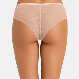 Figi brazyliany Nata 07036 marki Mediolano to wyjątkowo kobiecy model, który łączy elegancję, komfort i perfekcyjne dopasowanie. Uszyte w Polsce z wysokiej jakości mikrofibry oraz delikatnej koronki, zapewniają wygodę noszenia i efektowny wygląd każdego dnia. Marka Mediolano produkuje swoją bieliznę w Polsce, stawiając na jakość wykonania i staranne wykończenie.
Przód fig wykonano z miękkiej, gładkiej mikrofibry, która doskonale przylega do ciała i jest przyjemna dla skóry. Tył w całości wykonany z subtelnej, transparentnej koronki pięknie podkreśla kształt pośladków, nadając bieliźnie lekkości i zmysłowego charakteru.
Klasyczny krój brazylian zapewnia komfort noszenia, a jednocześnie optycznie modeluje sylwetkę. Model Nata 07036 dostępny jest w trzech ponadczasowych kolorach: białym, beżowym oraz czarnym, dzięki czemu doskonale sprawdzi się zarówno na co dzień, jak i na wyjątkowe okazje.
Skład surowcowy: 80% Poliamid, 20%Elastan
 