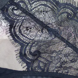 Figi Mediolano Exclusive to wyjątkowe połączenie elegancji, kobiecości i komfortu. Model wykonany został z subtelnej transparentnej siateczki w połączeniu z bogato zdobioną koronką, która tworzy efektowny wzór na przodzie bielizny.
Wysoki stan delikatnie modeluje sylwetkę i podkreśla talię, a starannie wykończone detale dodają całości luksusowego charakteru. Transparentne boki nadają bieliźnie lekkości i zmysłowego wyglądu, jednocześnie zachowując wygodę podczas codziennego noszenia.
Figi doskonale komponują się z biustonoszami z tej samej kolekcji Mediolano, tworząc elegancki i kobiecy komplet bielizny idealny zarówno na co dzień, jak i na wyjątkowe okazje.
Skład: 78% Poliamid, 12% Elastan, 5% Poliester, 5% Bawełna
