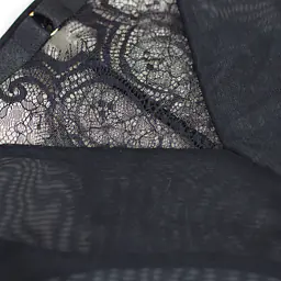 Figi Mediolano Exclusive to wyjątkowe połączenie elegancji, kobiecości i komfortu. Model wykonany został z subtelnej transparentnej siateczki w połączeniu z bogato zdobioną koronką, która tworzy efektowny wzór na przodzie bielizny.
Wysoki stan delikatnie modeluje sylwetkę i podkreśla talię, a starannie wykończone detale dodają całości luksusowego charakteru. Transparentne boki nadają bieliźnie lekkości i zmysłowego wyglądu, jednocześnie zachowując wygodę podczas codziennego noszenia.
Figi doskonale komponują się z biustonoszami z tej samej kolekcji Mediolano, tworząc elegancki i kobiecy komplet bielizny idealny zarówno na co dzień, jak i na wyjątkowe okazje.
Skład: 78% Poliamid, 12% Elastan, 5% Poliester, 5% Bawełna